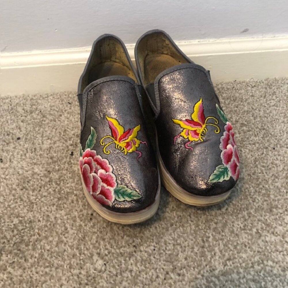 Brash Silver Floral Embroidered Slip-On Flats – Size 7.5